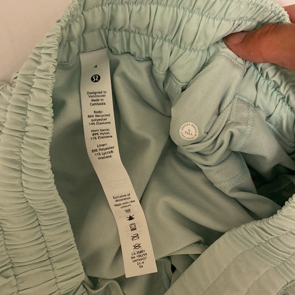 Brand new lululemon size 4 hotty hot shorts in delicate mint - Picture 3 of 4